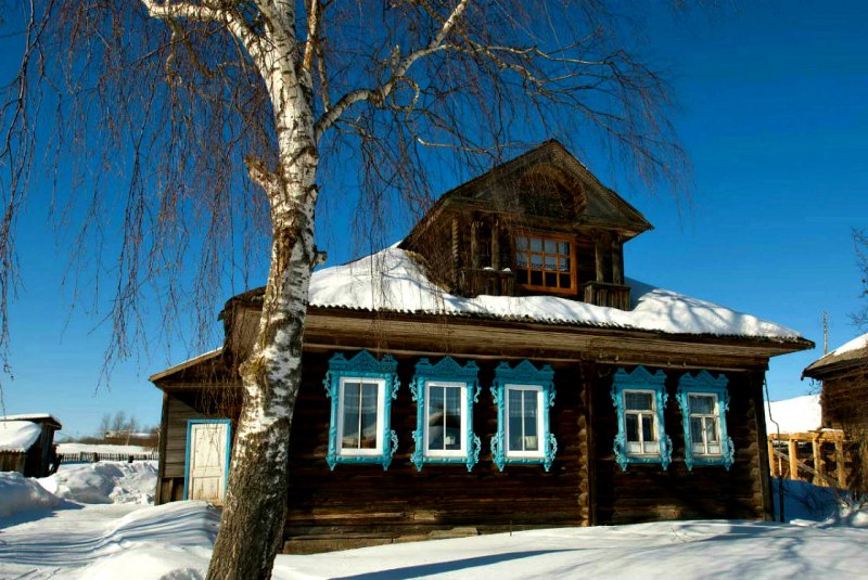 Деревянный деревенский дом с мезонином
