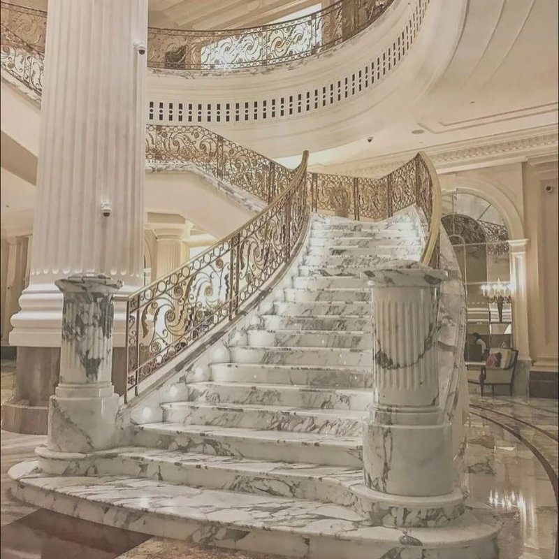 Мраморная лестница в доме