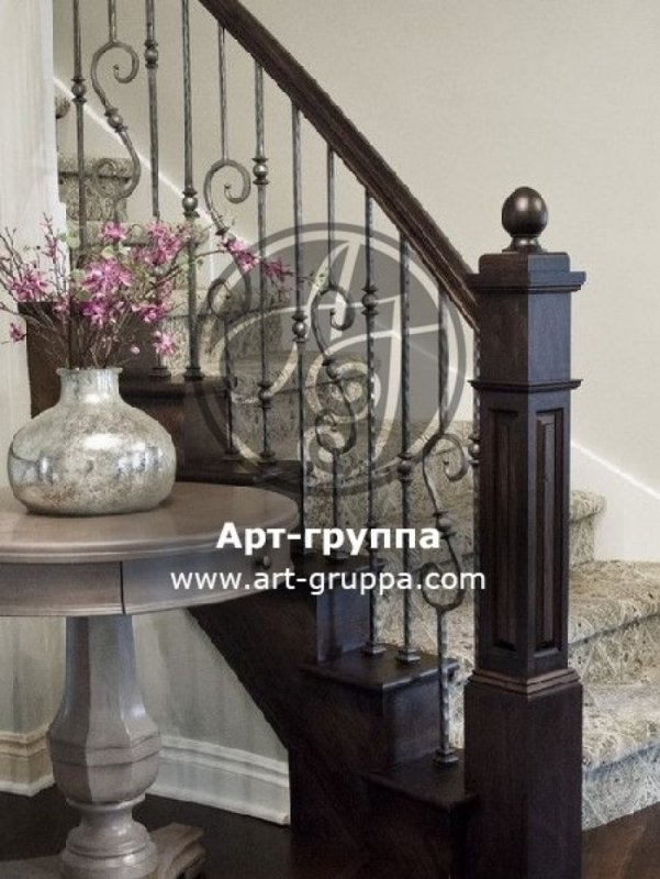 Кованые балясины с корзинками на лестнице
