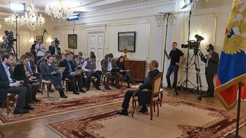 Зарубин около ёлки президента Ново Огарево на коныеренции