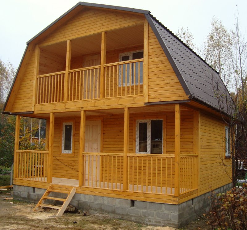 Дом с мансаедровой крышей