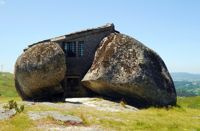 Каменный дом/casa do Penedo (Португалия)