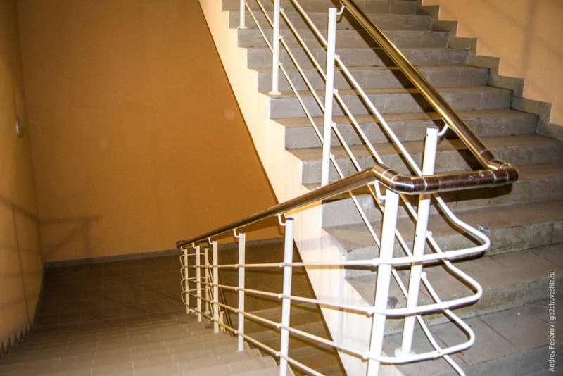 Обогреватель перед окном на лестничной клетке