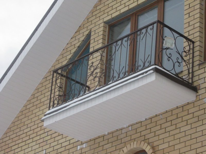 Выносные перила на балконе