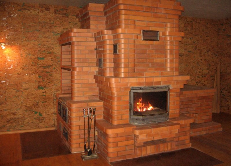Печь из красного кирпича