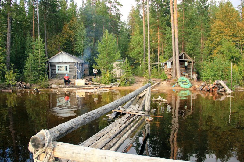 Изба в тайге Карелии