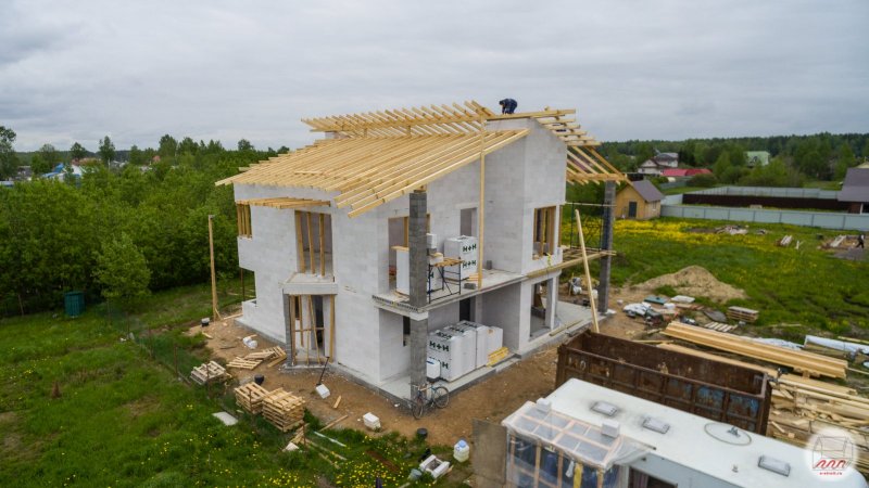 Дом из газобетона стройка