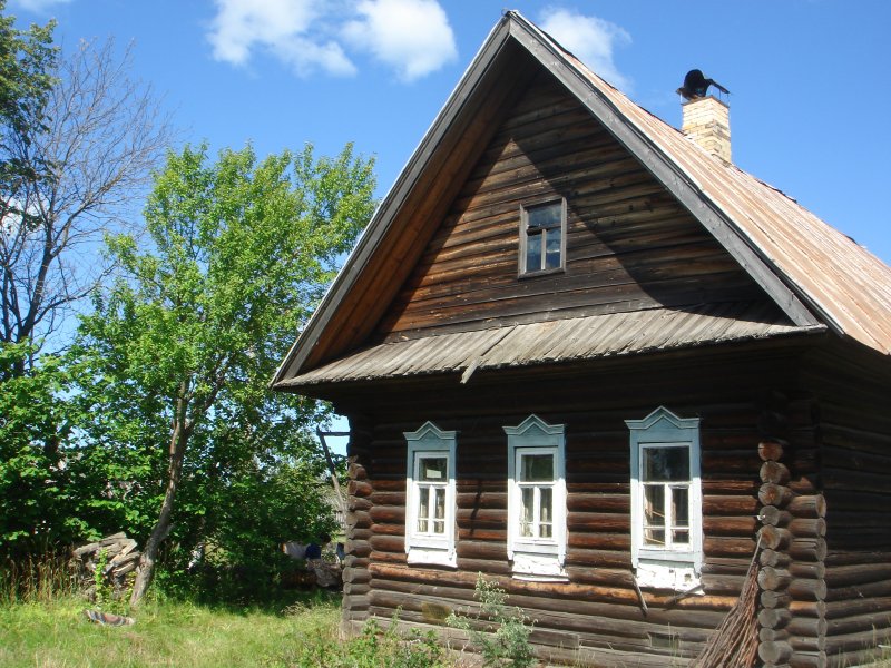 Старый деревянный деревенский дом
