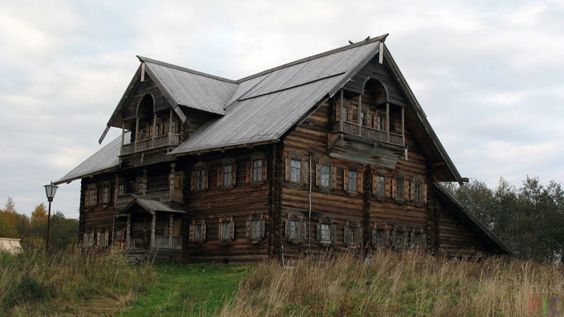 Старый деревянный дом снаружи