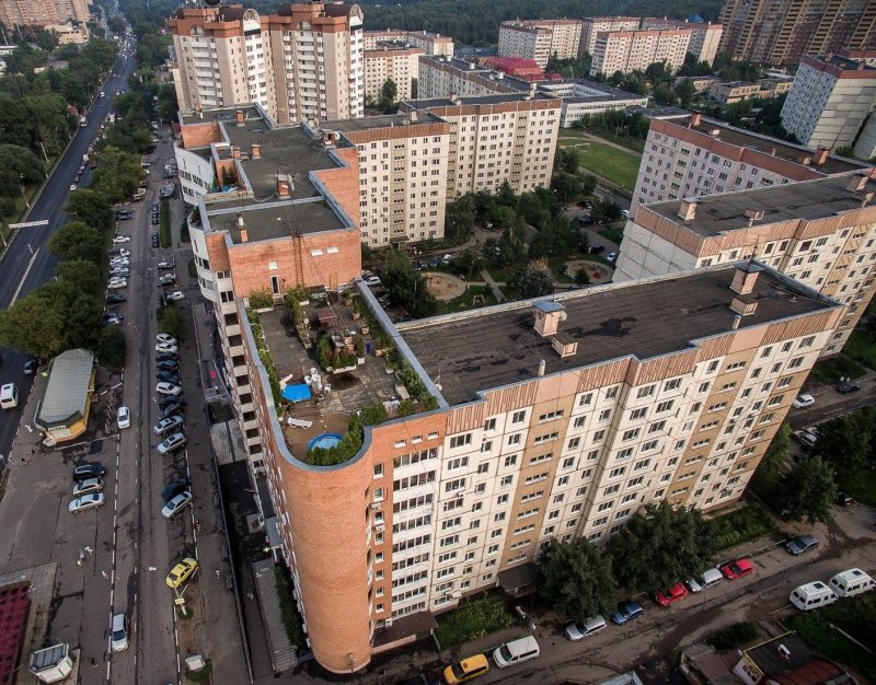 Житель Красногорска устроил курорт на крыше многоэтажки