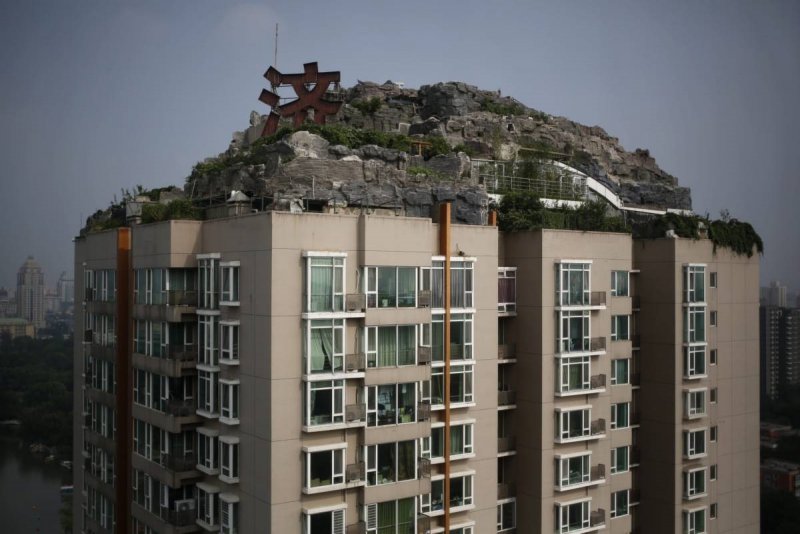 Дом на крыше многоэтажки