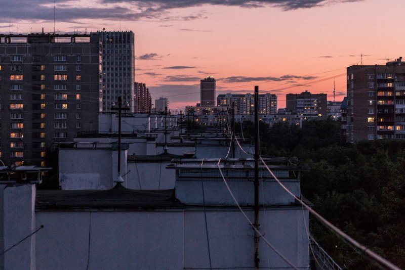 Крыша многоэтажки ночью