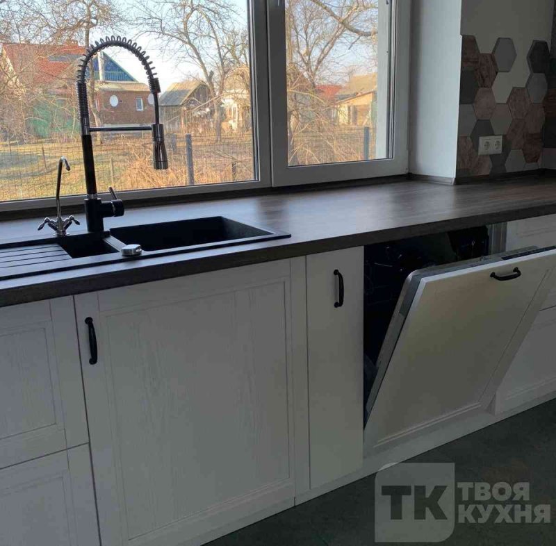 Кухня в скандинавском стиле с окном