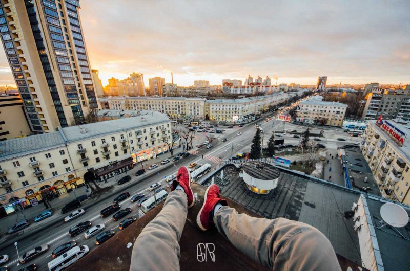 Руфер сидит на крыше