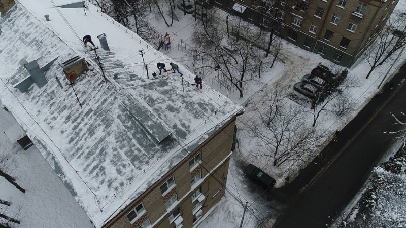 Крыши многоэтажных домов зимой