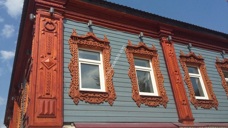 Деревянные наличники на кирпичном доме