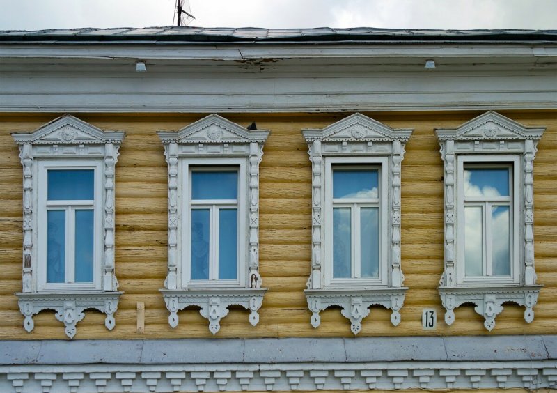Старинные наличники на окна в деревянном доме