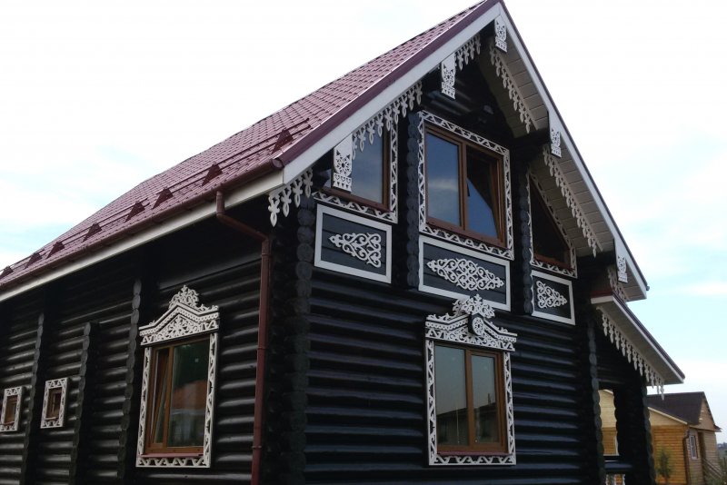 Деревянный дом с белыми наличниками
