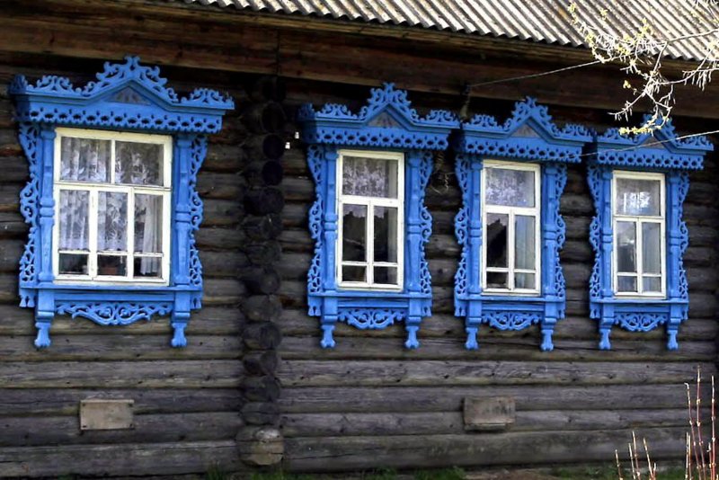 Деревенский дом с резными наличниками