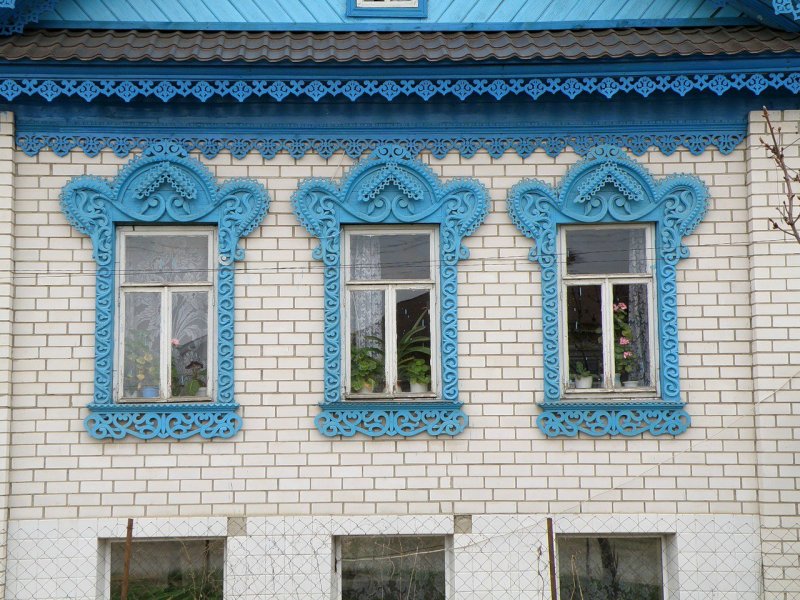 Резные наличники на кирпичном доме