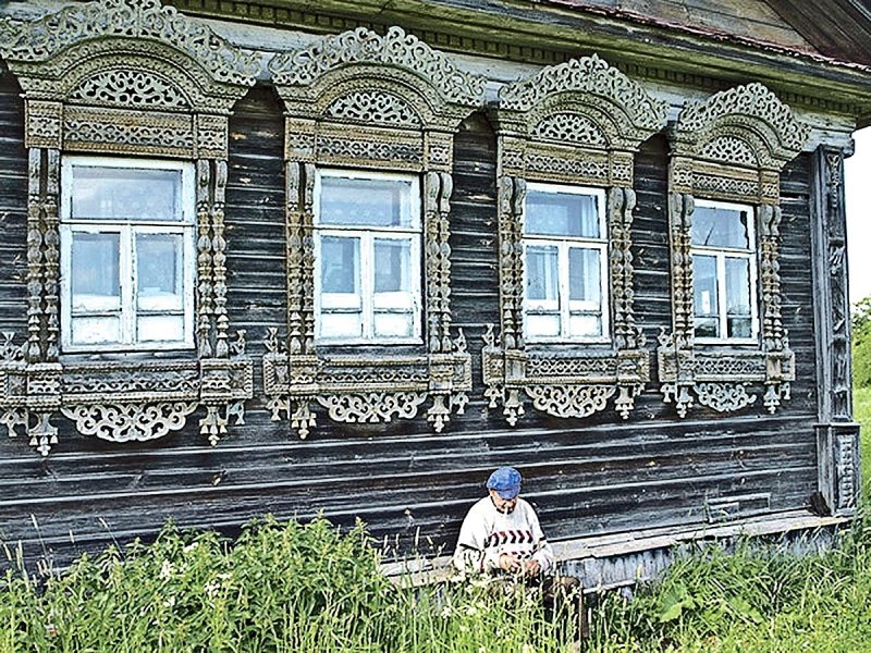 Современный дом с резными наличниками