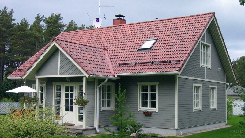 Дачный дом с красной крышей