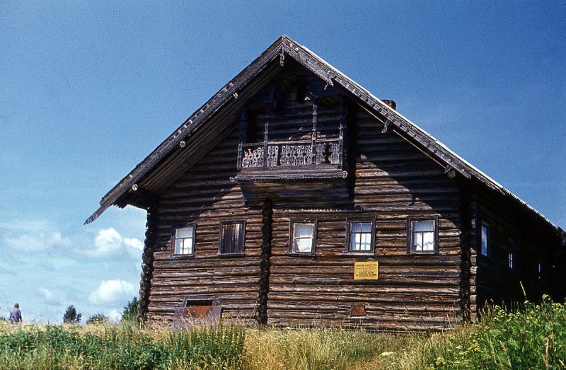 Карельская изба снаружи