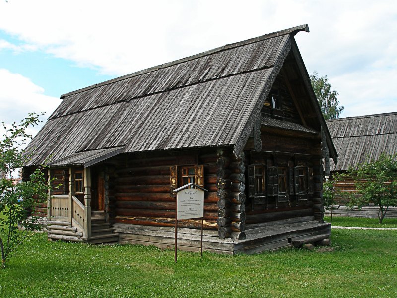 Летний заброшенный старинный деревянный дом