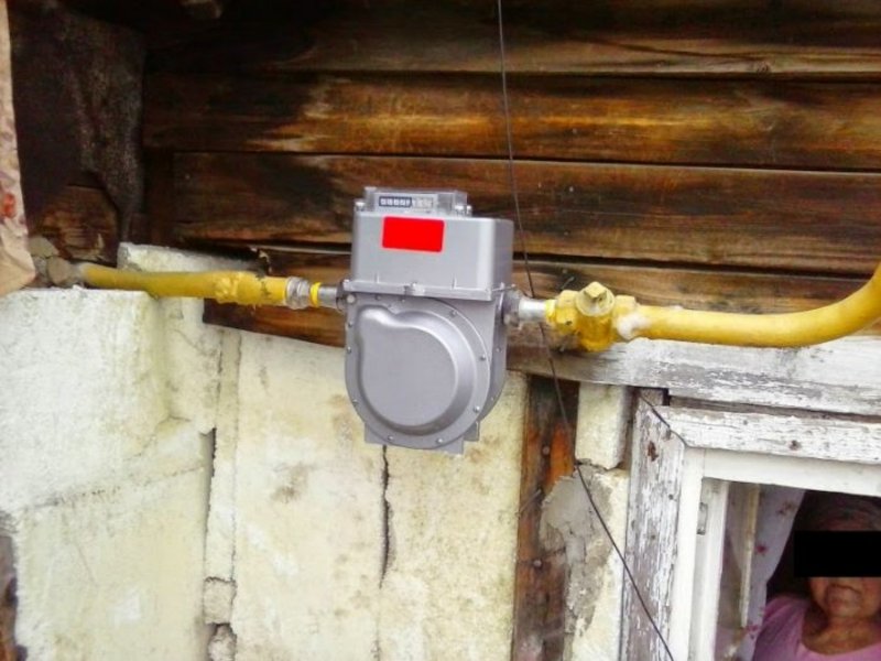 Уличный газовый счетчик на доме