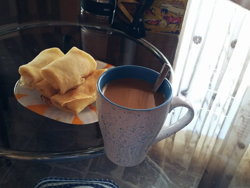 Чай в кружке с рукой