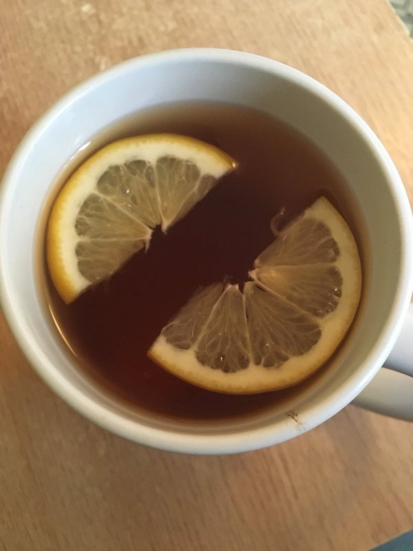 Чай с лимоном в кружке