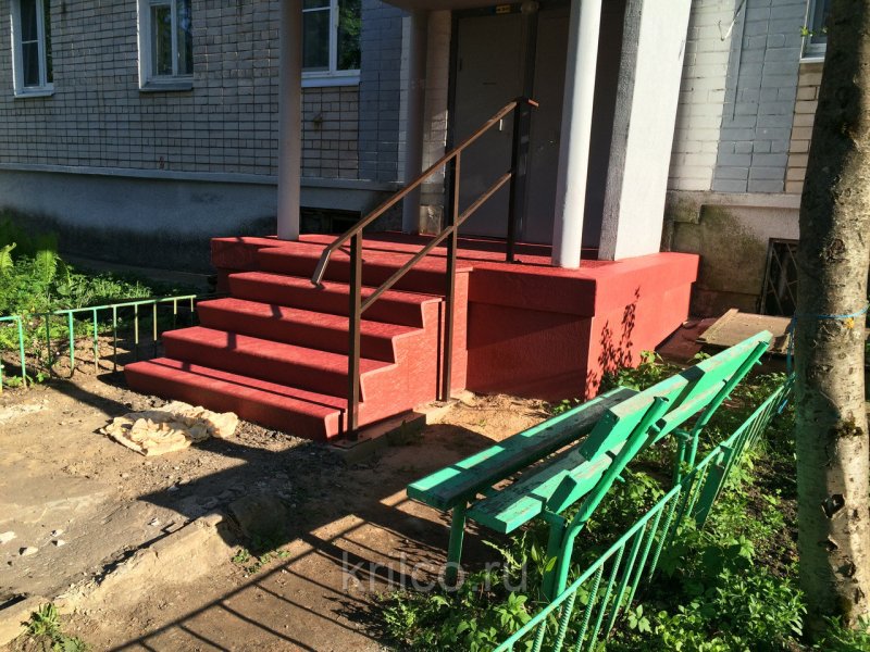 Крыльцо в многоквартирном доме