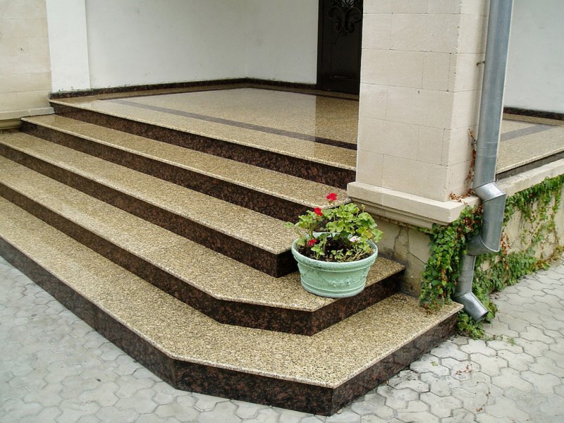 Отделка крыльца гранитом