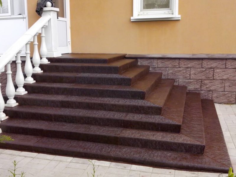 Входные ступеньки в дом