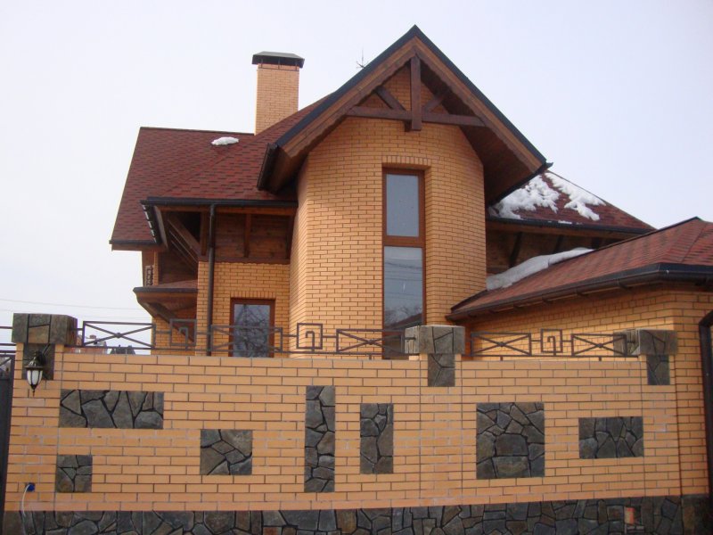 Кирпичный дом цвета солома