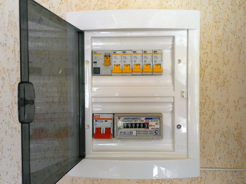 Осветительный щиток с выключателем ОЩВ-12 (63а/16а) 220х400х120мм TDM