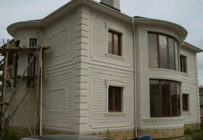Дом обшит дагестанским камнем