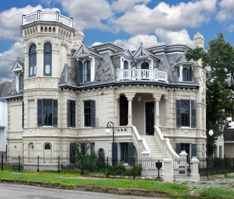 Трехэтажный особняк старинный