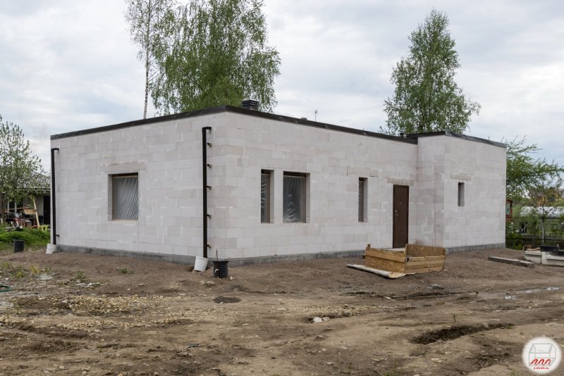 Дом с плоской кровлей монолит одноэтажный с