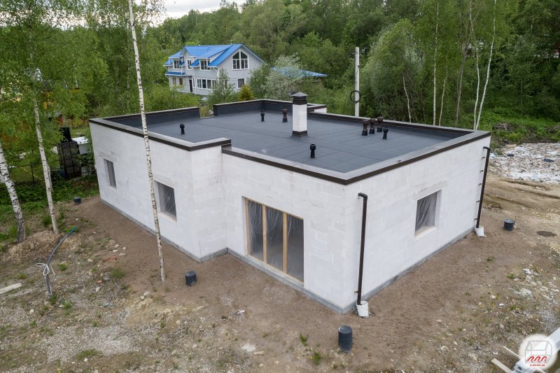Одноэтажный дом из газобетона с плоской крышей