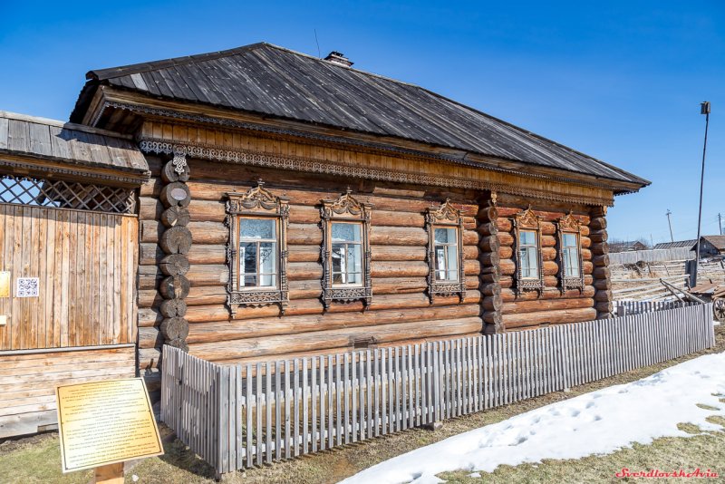 Деревенская изба пятистенка