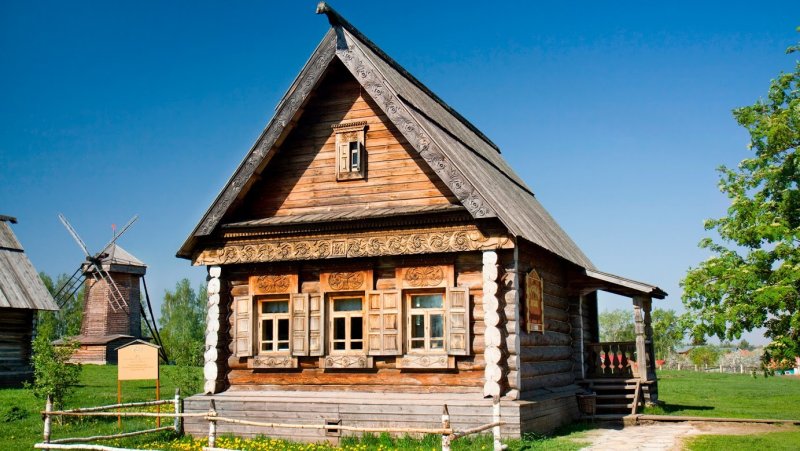 Деревянные старинные домики крестьян