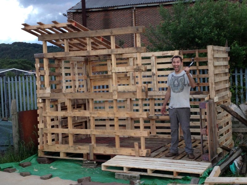 Сарай из поддонов
