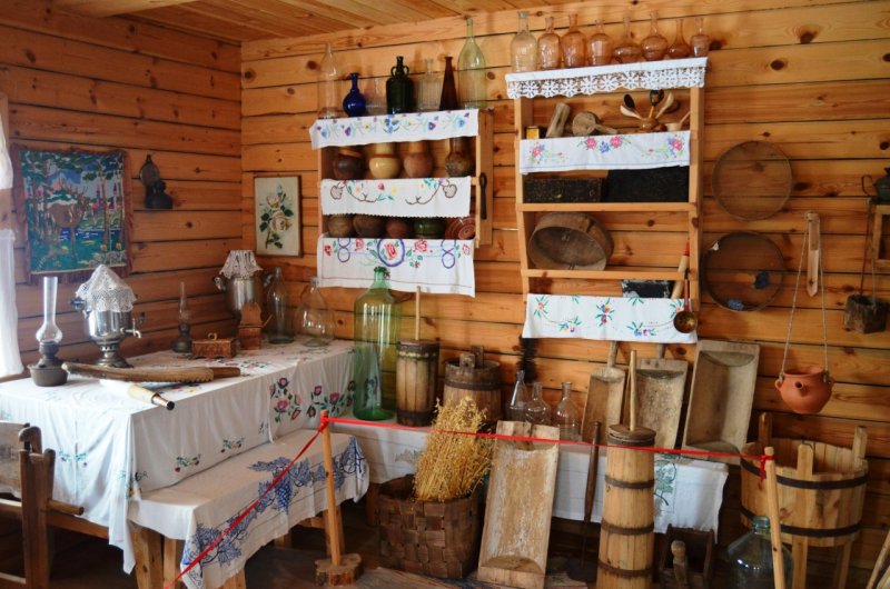 Горница в избе на Руси