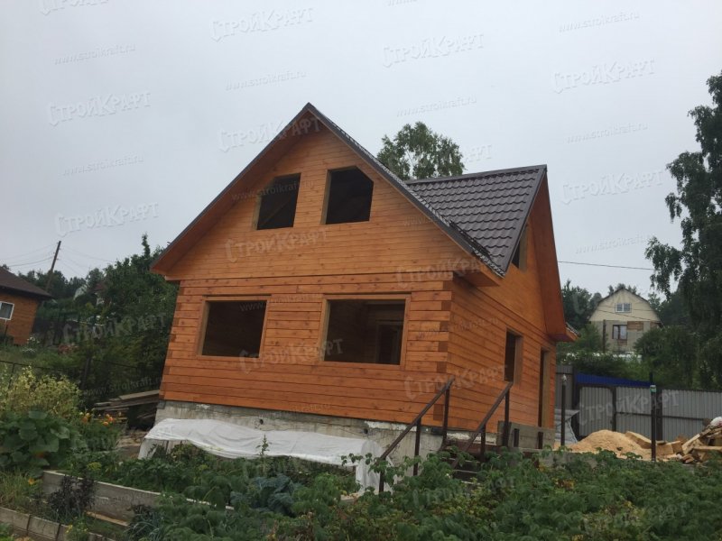 Кирпичный дом с полувальмовой крышей