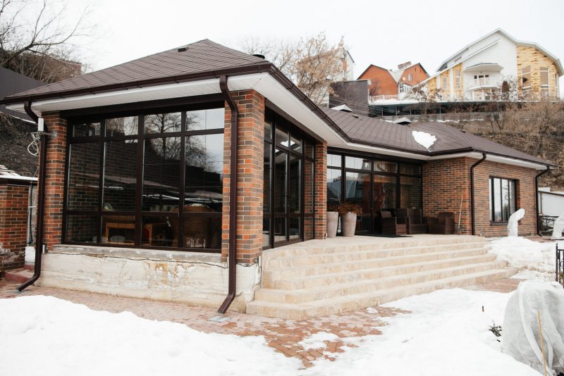 Кирпичный дом с панорамными окнами