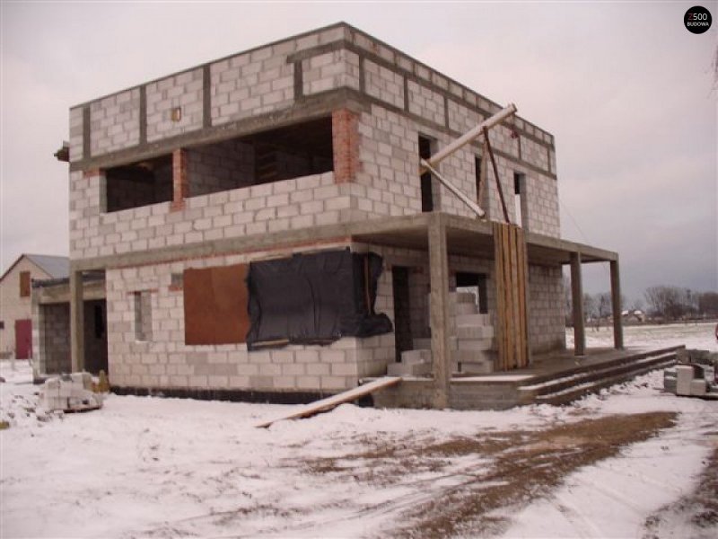 Двухэтажный домик с плоской крышей из газобетона