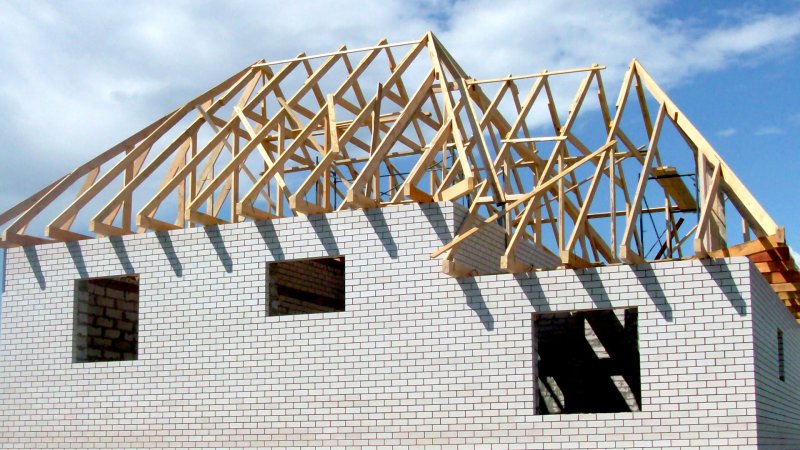 Полувальмовая четырехскатная крыша стропильная система