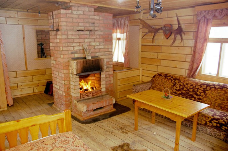 Кухня в деревенском стиле с камином