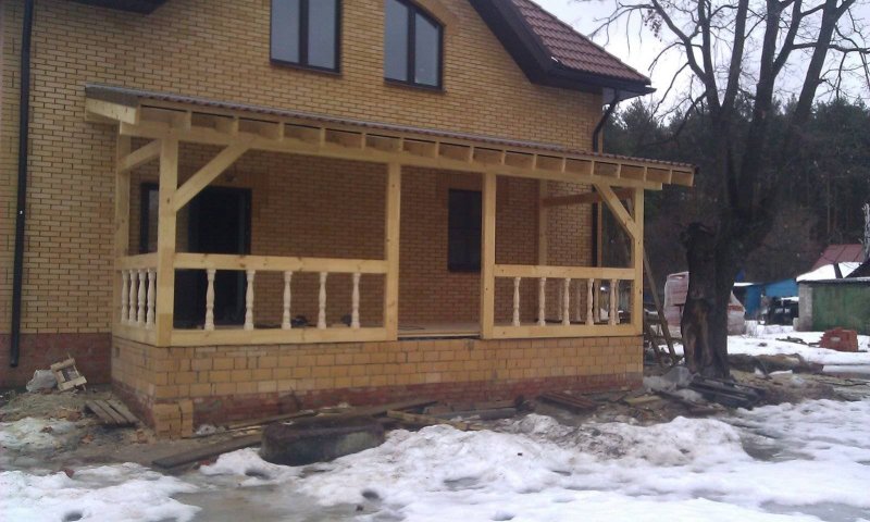 Деревянная веранда к кирпичному дому